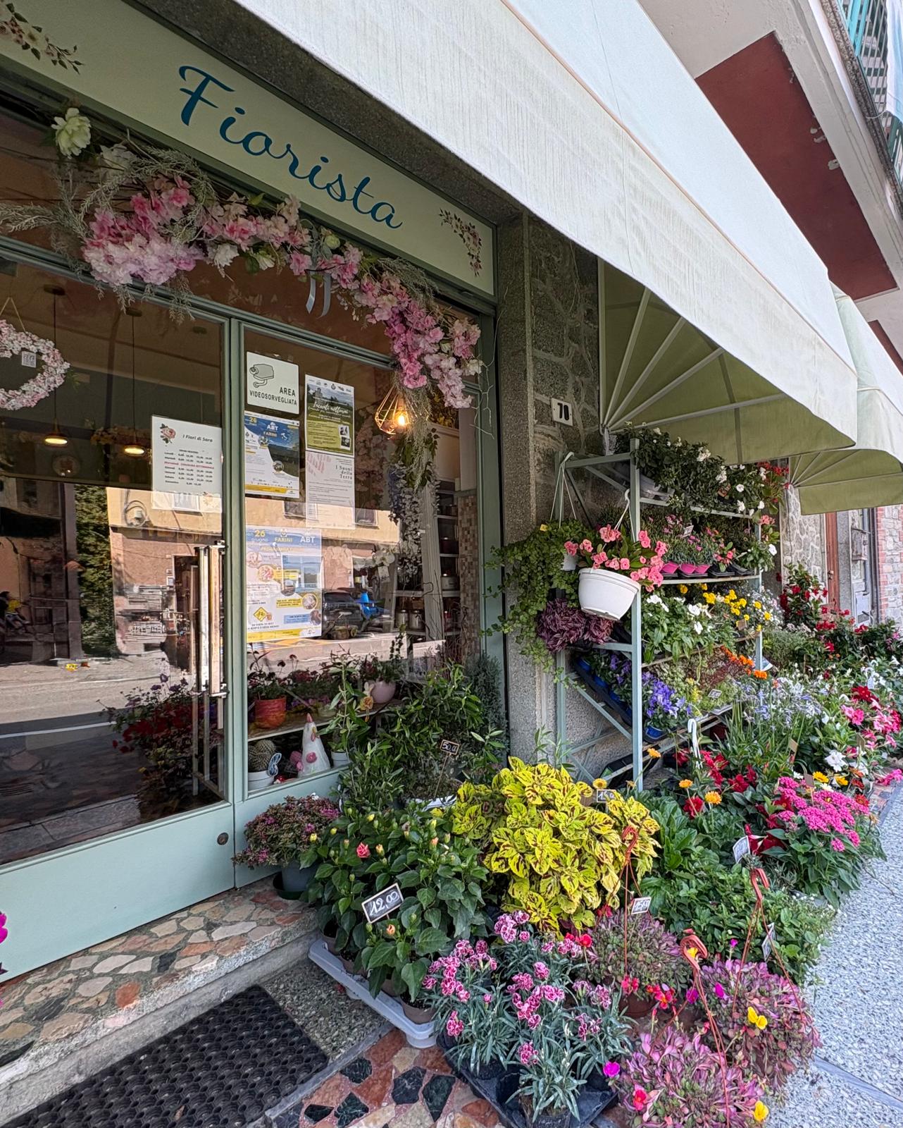 Vetrina del negozio di fiori I Fiori di Sara a Farini (PC)
